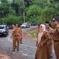 Dinas Pendidikan Provinsi Lampung sedang meninjau lahan persiapan pembangunan SMAN Krui Selatan pada Senin (26/2/2024). Foto: Joni Irawan, Kabarindonesia.co