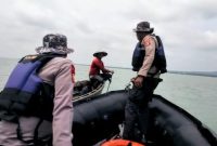 Petugas Satpolairud Polres Lampung Timur sedang berupaya melakukan pencarian terhadap Rustono, nelayan yang merupakan warga Kabupaten Lampung Timur. Foto: Satpolairud Polres Lampung Timur.