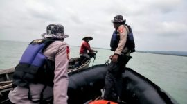 Petugas Satpolairud Polres Lampung Timur sedang berupaya melakukan pencarian terhadap Rustono, nelayan yang merupakan warga Kabupaten Lampung Timur. Foto: Satpolairud Polres Lampung Timur.