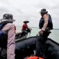 Petugas Satpolairud Polres Lampung Timur sedang berupaya melakukan pencarian terhadap Rustono, nelayan yang merupakan warga Kabupaten Lampung Timur. Foto: Satpolairud Polres Lampung Timur.