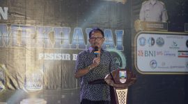 Bupati Pesisir Barat, Agus Istiqlal memberikan sambutan dalam Grand Final Pemilihan Muli Mekhanai Pesisir Barat 2024. Foto: Joni Irawan, Kabarindonesia.co
