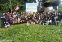 Ratusan pecinta alam yang tergabung di berbagai organisasi pecinta alam dan lingkungan hidup melakukan aksi tanam 1.000 pohon di Gunung Tanggamus pada Minggu(3/3/2024). Foto: Dedi Heryadi, Kabarindonesia.co
