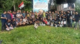 Ratusan pecinta alam yang tergabung di berbagai organisasi pecinta alam dan lingkungan hidup melakukan aksi tanam 1.000 pohon di Gunung Tanggamus pada Minggu(3/3/2024). Foto: Dedi Heryadi, Kabarindonesia.co