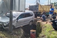 Sebuah mobil Toyota Avanza mengalami kecelakaan tunggal akibat minimnya penerangan jalan saat melintas di tikungan Morlan, Jl. Lintas Ir. Sutami, Lampung Timur pada Minggu (3/3/2024). Foto: Ali Mukmin, Kabarindonesia.co