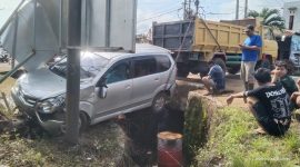 Sebuah mobil Toyota Avanza mengalami kecelakaan tunggal akibat minimnya penerangan jalan saat melintas di tikungan Morlan, Jl. Lintas Ir. Sutami, Lampung Timur pada Minggu (3/3/2024). Foto: Ali Mukmin, Kabarindonesia.co