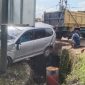 Sebuah mobil Toyota Avanza mengalami kecelakaan tunggal akibat minimnya penerangan jalan saat melintas di tikungan Morlan, Jl. Lintas Ir. Sutami, Lampung Timur pada Minggu (3/3/2024). Foto: Ali Mukmin, Kabarindonesia.co