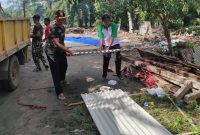 Warga Desa Adiluhur, Kecamatan Jabung, Kabupaten Lampung Timur tampak menurunkan asbes bantuan dari anggota DPD RI asal Lampung, Jihan Nurlela pada Senin (4/3/2024). Foto: Ali Mukmin, Kabarindonesia.co