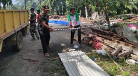 Warga Desa Adiluhur, Kecamatan Jabung, Kabupaten Lampung Timur tampak menurunkan asbes bantuan dari anggota DPD RI asal Lampung, Jihan Nurlela pada Senin (4/3/2024). Foto: Ali Mukmin, Kabarindonesia.co