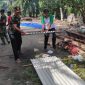 Warga Desa Adiluhur, Kecamatan Jabung, Kabupaten Lampung Timur tampak menurunkan asbes bantuan dari anggota DPD RI asal Lampung, Jihan Nurlela pada Senin (4/3/2024). Foto: Ali Mukmin, Kabarindonesia.co