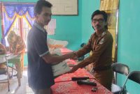 Peratin Pekon Baturaja, Kecamatan Pesisir Utara, Kabupaten Pesisir Barat, Provinsi Lampung memberikan bantuan CBP pada salah seorang warga pada Senin (4/3/2024). Foto: Joni Irawan, Kabarindonesia.co