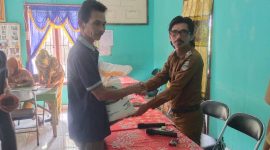 Peratin Pekon Baturaja, Kecamatan Pesisir Utara, Kabupaten Pesisir Barat, Provinsi Lampung memberikan bantuan CBP pada salah seorang warga pada Senin (4/3/2024). Foto: Joni Irawan, Kabarindonesia.co