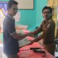 Peratin Pekon Baturaja, Kecamatan Pesisir Utara, Kabupaten Pesisir Barat, Provinsi Lampung memberikan bantuan CBP pada salah seorang warga pada Senin (4/3/2024). Foto: Joni Irawan, Kabarindonesia.co