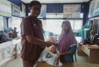 Peratin Pelita Jaya, Kecamatan Pesisir Selatan, Kabupaten Pesisir Barat, Provinsi Lampung, Wawan Ardi menyerahkan bantuan CPP pada keluarga penerima manfaat yang membutuhkan pada Selasa (5/3/2024). Foto: Joni Irawan, Kabarindonesia.co