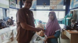 Peratin Pelita Jaya, Kecamatan Pesisir Selatan, Kabupaten Pesisir Barat, Provinsi Lampung, Wawan Ardi menyerahkan bantuan CPP pada keluarga penerima manfaat yang membutuhkan pada Selasa (5/3/2024). Foto: Joni Irawan, Kabarindonesia.co