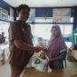 Peratin Pelita Jaya, Kecamatan Pesisir Selatan, Kabupaten Pesisir Barat, Provinsi Lampung, Wawan Ardi menyerahkan bantuan CPP pada keluarga penerima manfaat yang membutuhkan pada Selasa (5/3/2024). Foto: Joni Irawan, Kabarindonesia.co