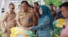 Bupati Lampung Barat, Agus Istiqlal buka Gerakan Pangan Murah (GPM) di Pesisir Barat pada Selasa (5/3/2024). Foto: Joni Irawan, Kabarindonesia.co
