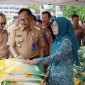 Bupati Lampung Barat, Agus Istiqlal buka Gerakan Pangan Murah (GPM) di Pesisir Barat pada Selasa (5/3/2024). Foto: Joni Irawan, Kabarindonesia.co