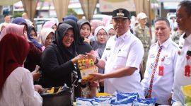 Pj. Bupati Lampung Barat, Nukman menyerahkan secara simbolik sembako yang dijual dalam Gerakan Pangan Murah (GPM) pada Rabu (6/3/2024). Foto: Haeruel Abadi, Kabarindonesia.co