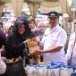 Pj. Bupati Lampung Barat, Nukman menyerahkan secara simbolik sembako yang dijual dalam Gerakan Pangan Murah (GPM) pada Rabu (6/3/2024). Foto: Haeruel Abadi, Kabarindonesia.co