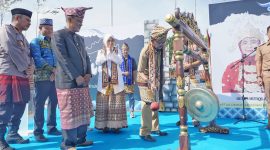 Bupati Pesisir Barat, Agus Istiqlal memukul gong tanda dibukanya Festival Ngawol Balak di Kecamatan Ngaras yang diadakan oleh Dewan Kesenian Pesibar pada Selasa (5/3/2024). Foto: Joni Irawan, Kabarindonesia.co