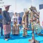 Bupati Pesisir Barat, Agus Istiqlal memukul gong tanda dibukanya Festival Ngawol Balak di Kecamatan Ngaras yang diadakan oleh Dewan Kesenian Pesibar pada Selasa (5/3/2024). Foto: Joni Irawan, Kabarindonesia.co