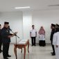 Pj. Sekdakab Kabupaten Pesisir Barat, Jon Edwar lantik 8 pejabat Eselon 3 dan 4 pada Rabu (6/3/2024). Foto: Joni Irawan, Kabarindonesia.co
