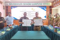 Kepala Dinas Perindag Lampung Utara, Hendri dan pihak Kejari Lampung Utara adakan kerjasama dalam rangka kerjar target PAD Retribusi Pasar pada Selasa (5/3/2024).