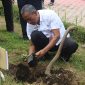 Asisten II Bidang Perekenomian dan Pembangunan Kabupaten Lampung Barat, Wasisno Sembiring menanam bibit Durian Tumi di Kebun Raya Liwa pada Kamis (7/3/2024). Foto: Haeruel Abadi, Kabarindonesia.co