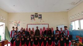 Kepala Sekolah SMPN 3 Sukau, Irwanda berfoto bersama dengan dewan guru dan siswa setelah pelaksanaan gulai langok dan permas iwa panggang pada Rabu (6/3/2024). Foto: Haeruel Abadi, Kabarindonesia.com
