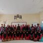 Kepala Sekolah SMPN 3 Sukau, Irwanda berfoto bersama dengan dewan guru dan siswa setelah pelaksanaan gulai langok dan permas iwa panggang pada Rabu (6/3/2024). Foto: Haeruel Abadi, Kabarindonesia.com