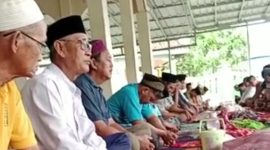 Jemaah Masjid Nurul Huda, Kecamatan Pesisir Selatan, Kabupaten Pesisir Barat, Provinsi Lampung melakukan tradisi Ngejalan pada Minggu (10/3/2024). Foto: Joni Irawan, Kabarindonesia.co