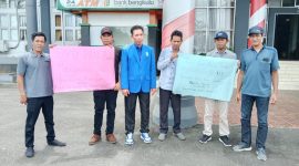 Ketua DPD PAN Bengkulu Tengah, Munir Sumarlin dan pengurus lainnya melakukan aksi damai menolak rekomendasi Bawaslu Bengkulu ke KPU Kabupaten Bengkulu Tengah untuk melakukan Penghitungan Ulang Surat Suara Pemilu 2024 beberapa TPS pada Minggu (10/3/2024).