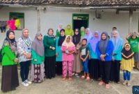 Pengurus Cabang (PC) Fatayat NU Lampung Timur foto bersama dengan para korban musibah puting beliung di Desa Adiluhur, Kecamatan Jabung, Kabupaten Lampung Timur pada Minggu (10/3/2024). Foto: Ali Mukmin, Kabarindonesia.co
