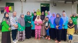 Pengurus Cabang (PC) Fatayat NU Lampung Timur foto bersama dengan para korban musibah puting beliung di Desa Adiluhur, Kecamatan Jabung, Kabupaten Lampung Timur pada Minggu (10/3/2024). Foto: Ali Mukmin, Kabarindonesia.co