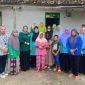 Pengurus Cabang (PC) Fatayat NU Lampung Timur foto bersama dengan para korban musibah puting beliung di Desa Adiluhur, Kecamatan Jabung, Kabupaten Lampung Timur pada Minggu (10/3/2024). Foto: Ali Mukmin, Kabarindonesia.co