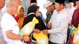 Pj. Bupati Lampung Barat, Nukman memberikan secara simbolis sembako dalam Gerakan Pangan Murah (GPM) yang diadakan di Kecamatan Belalau, Kabupaten Lampung Barat pada Jum'at (15/3/2024). Foto: Haeruel Abadi, Kabarindonesia.co