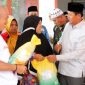 Pj. Bupati Lampung Barat, Nukman memberikan secara simbolis sembako dalam Gerakan Pangan Murah (GPM) yang diadakan di Kecamatan Belalau, Kabupaten Lampung Barat pada Jum'at (15/3/2024). Foto: Haeruel Abadi, Kabarindonesia.co