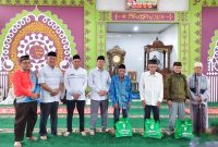 Pj. Bupati Lampung Barat, Nukman memberikan secara simbolis bantuan paket sembako dalam safari Ramadhan di Masjid Al-Jami Pekon Kenali, Kecamatan Belalau, Kabupaten Lampung Barat pada Jum'at (15/3/2024). Foto: Haeruel Abadi, Kabarindonesia.co