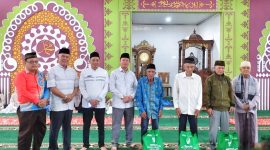 Pj. Bupati Lampung Barat, Nukman memberikan secara simbolis bantuan paket sembako dalam safari Ramadhan di Masjid Al-Jami Pekon Kenali, Kecamatan Belalau, Kabupaten Lampung Barat pada Jum'at (15/3/2024). Foto: Haeruel Abadi, Kabarindonesia.co