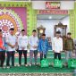 Pj. Bupati Lampung Barat, Nukman memberikan secara simbolis bantuan paket sembako dalam safari Ramadhan di Masjid Al-Jami Pekon Kenali, Kecamatan Belalau, Kabupaten Lampung Barat pada Jum'at (15/3/2024). Foto: Haeruel Abadi, Kabarindonesia.co