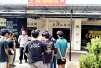 Sepuluh remaja digelandang oleh petugas Polres Lampung Timur pada Sabtu (16/3/2024) akibat balap liar. Foto: Ali Mukmin, Kabarindonesia.co