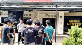 Sepuluh remaja digelandang oleh petugas Polres Lampung Timur pada Sabtu (16/3/2024) akibat balap liar. Foto: Ali Mukmin, Kabarindonesia.co