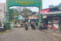 Angin kencang yang melanda Kabupaten Pesisir Barat mengakibatkan gapura lama di kawasan wisata Tanjung Setia roboh pada Minggu (17/3/2024). Foto: Joni Irawan, Kabarindonesia.co
