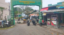 Angin kencang yang melanda Kabupaten Pesisir Barat mengakibatkan gapura lama di kawasan wisata Tanjung Setia roboh pada Minggu (17/3/2024). Foto: Joni Irawan, Kabarindonesia.co