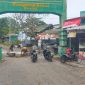 Angin kencang yang melanda Kabupaten Pesisir Barat mengakibatkan gapura lama di kawasan wisata Tanjung Setia roboh pada Minggu (17/3/2024). Foto: Joni Irawan, Kabarindonesia.co