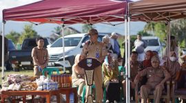 Bupati Pesisir Barat, Agus Istiqlal membuka Bazar UMKM Ramadhan di pelataran parkir Komplek Perkantoran Pemda Pesisir Barat pada Senin (19/3/2024). Foto: Joni Irawan, Kabar Indonesia.co