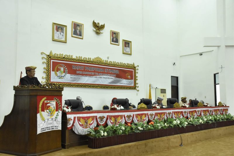Pj. Bupati Tulang Bawang Barat, M. Firsada membacakan amanat Gubernur Lampung, Arinal Djunaidi dalam Peringatan HUT Ke-60 Provinsi Lampung pada Senin (18/3/2024). Foto: Andi Rahman, Kabarindonesia.co