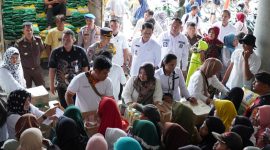 Pj. Bupati Tulang Bawang Barat meninjau pelaksanaan operasi pasar di kabupaten setempat. Foto: Andi Rahman, Kabarindonesia.co