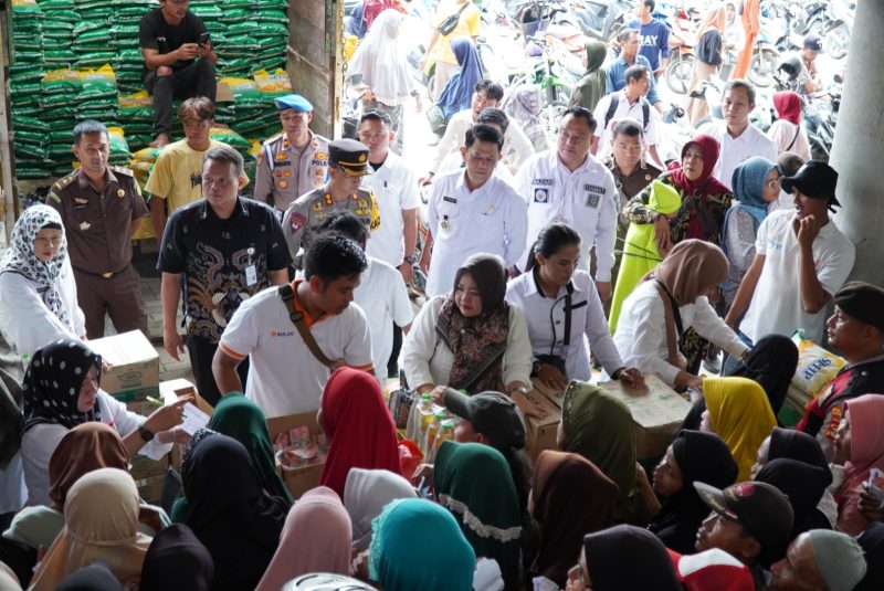 Pj. Bupati Tulang Bawang Barat meninjau pelaksanaan operasi pasar di kabupaten setempat. Foto: Andi Rahman, Kabarindonesia.co
