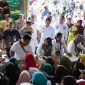 Pj. Bupati Tulang Bawang Barat meninjau pelaksanaan operasi pasar di kabupaten setempat. Foto: Andi Rahman, Kabarindonesia.co